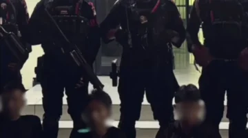Polisi mengamankan remaja saat patroli dini hari di Tangerang. (Posnews)