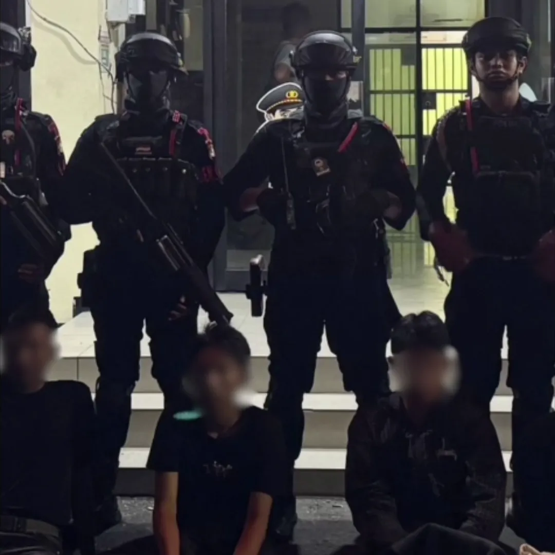 Polisi mengamankan remaja saat patroli dini hari di Tangerang. (Posnews)