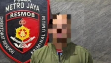 Petugas Polda Metro Jaya mengamankan tersangka WNA Brunei Darussalam terkait kasus dugaan penganiayaan yang menewaskan sesama warga Brunei di kawasan Kebayoran Baru, Jakarta Selatan. (Posnews/Ist)