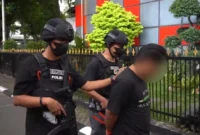 Polisi Direktorat Reserse Narkoba Polda Metro Jaya mengamankan pria pengedar Etomidate di kawasan Cengkareng, Jakarta Barat, dengan barang bukti 30 cartridge narkotika sintetis.
(Posnews)