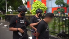 Polisi Direktorat Reserse Narkoba Polda Metro Jaya mengamankan pria pengedar Etomidate di kawasan Cengkareng, Jakarta Barat, dengan barang bukti 30 cartridge narkotika sintetis.
(Posnews)