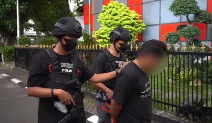 Polisi Direktorat Reserse Narkoba Polda Metro Jaya mengamankan pria pengedar Etomidate di kawasan Cengkareng, Jakarta Barat, dengan barang bukti 30 cartridge narkotika sintetis.