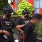 Polisi Direktorat Reserse Narkoba Polda Metro Jaya mengamankan pria pengedar Etomidate di kawasan Cengkareng, Jakarta Barat, dengan barang bukti 30 cartridge narkotika sintetis.
(Posnews)