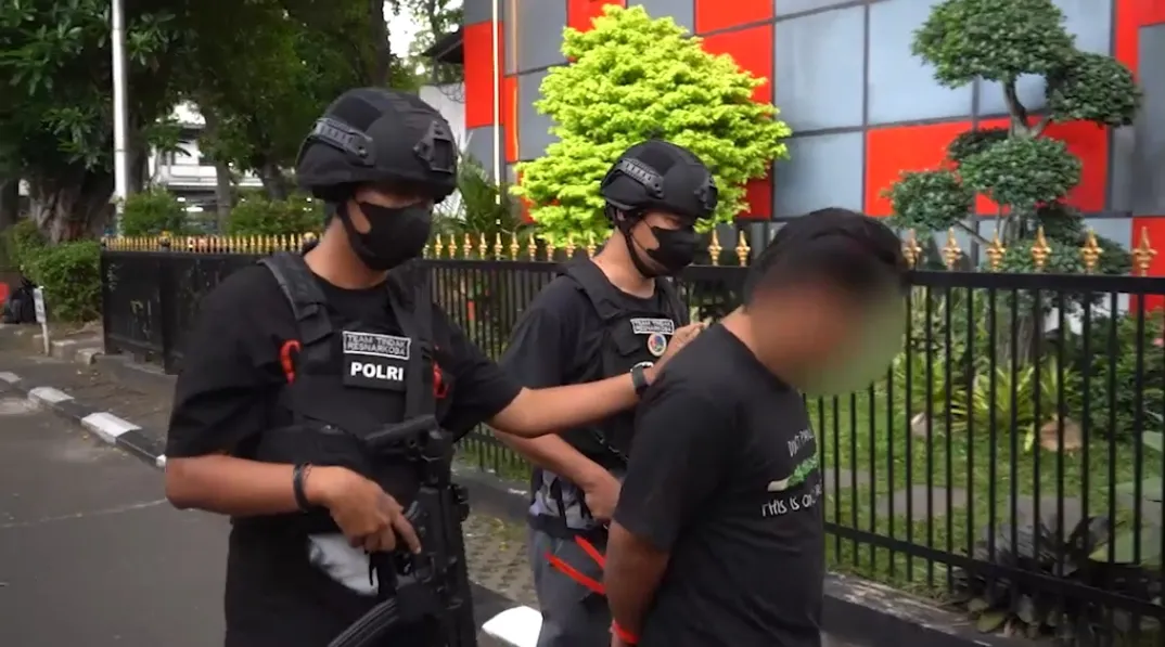Polisi Direktorat Reserse Narkoba Polda Metro Jaya mengamankan pria pengedar Etomidate di kawasan Cengkareng, Jakarta Barat, dengan barang bukti 30 cartridge narkotika sintetis.
(Posnews)