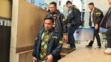 Penyidik Dittipidter Bareskrim Polri menggeledah kantor PT MMS terkait dugaan manipulasi data ekspor CPO dan praktik under invoicing. (Posnews/Ist)