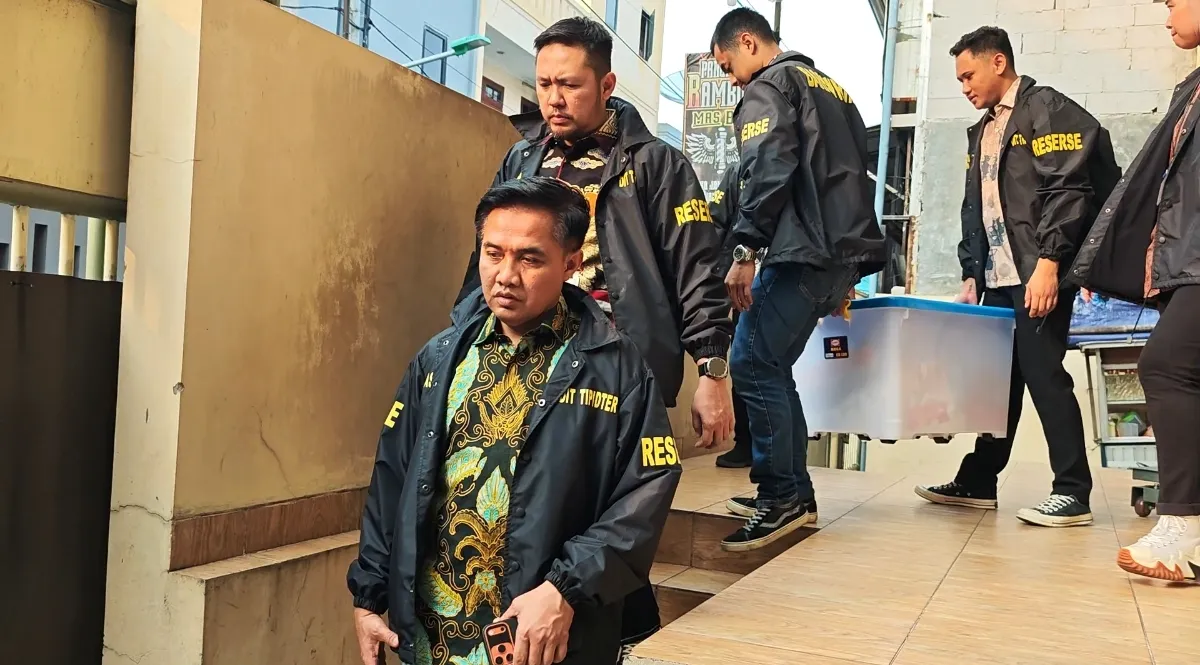 Penyidik Dittipidter Bareskrim Polri menggeledah kantor PT MMS terkait dugaan manipulasi data ekspor CPO dan praktik under invoicing. (Posnews/Ist)