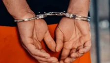 Petugas Bareskrim Polri mengamankan buronan Interpol kasus penipuan online jaringan Kamboja di Bandara Soekarno-Hatta. (Posnews/Pexel)