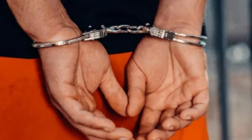 Petugas Bareskrim Polri mengamankan buronan Interpol kasus penipuan online jaringan Kamboja di Bandara Soekarno-Hatta. (Posnews/Pexel)