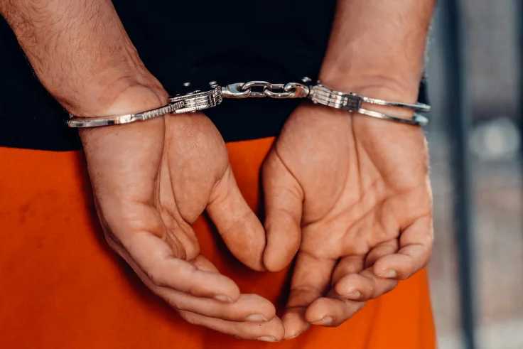 Petugas Bareskrim Polri mengamankan buronan Interpol kasus penipuan online jaringan Kamboja di Bandara Soekarno-Hatta. (Posnews/Pexel)