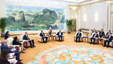 Navigasi hubungan adidaya. Premier China Li Qiang menyerukan dialog konstruktif dan penguatan ekonomi bilateral saat menerima kunjungan delegasi Senat AS, sembari memperingatkan Washington agar tidak melanggar kedaulatan China terkait isu Taiwan. Dok: Istimewa.