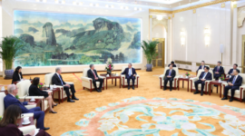 Navigasi hubungan adidaya. Premier China Li Qiang menyerukan dialog konstruktif dan penguatan ekonomi bilateral saat menerima kunjungan delegasi Senat AS, sembari memperingatkan Washington agar tidak melanggar kedaulatan China terkait isu Taiwan. Dok: Istimewa.