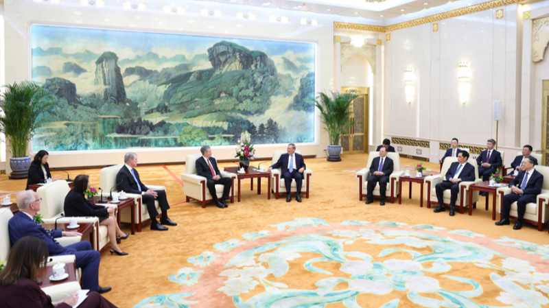 Navigasi hubungan adidaya. Premier China Li Qiang menyerukan dialog konstruktif dan penguatan ekonomi bilateral saat menerima kunjungan delegasi Senat AS, sembari memperingatkan Washington agar tidak melanggar kedaulatan China terkait isu Taiwan. Dok: Istimewa.