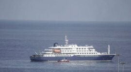 Evakuasi di bawah pengawasan ketat. Negara-negara dunia meluncurkan operasi repatriasi udara bagi penumpang kapal pesiar MV Hondius di Tenerife guna membendung penyebaran strain maut hantavirus melalui koridor militer yang steril. Dok: Istimewa.