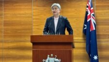 Ketahanan energi lintas benua. Menteri Luar Negeri Australia Penny Wong dan pemerintah Korea Selatan menyepakati kerja sama strategis untuk menjamin kelancaran pasokan LNG dan produk minyak olahan guna meredam dampak penutupan Selat Hormuz. Dok: Yonhap.