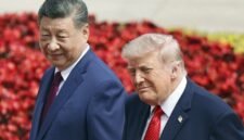 Babak baru hubungan G2. Presiden Donald Trump dan Presiden Xi Jinping menyepakati komitmen komersial bernilai miliaran dolar di Beijing guna meredakan perang dagang, di tengah ketegangan geopolitik yang masih belum terselesaikan. Dok: Istimewa.