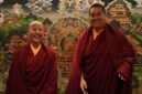 Menyatukan budaya populer Barat dan spiritualitas kuno Timur. Jalue Dorje, pemuda 19 tahun asal Amerika Serikat yang menyukai NFL dan musik rap, kini menapaki takdirnya sebagai reinkarnasi lama Buddha di kaki pegunungan Himalaya. Dok: Istimewa.