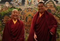 Menyatukan budaya populer Barat dan spiritualitas kuno Timur. Jalue Dorje, pemuda 19 tahun asal Amerika Serikat yang menyukai NFL dan musik rap, kini menapaki takdirnya sebagai reinkarnasi lama Buddha di kaki pegunungan Himalaya. Dok: Istimewa.