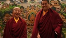 Menyatukan budaya populer Barat dan spiritualitas kuno Timur. Jalue Dorje, pemuda 19 tahun asal Amerika Serikat yang menyukai NFL dan musik rap, kini menapaki takdirnya sebagai reinkarnasi lama Buddha di kaki pegunungan Himalaya. Dok: Istimewa.