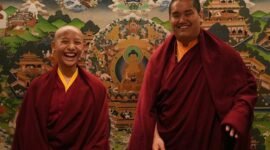 Menyatukan budaya populer Barat dan spiritualitas kuno Timur. Jalue Dorje, pemuda 19 tahun asal Amerika Serikat yang menyukai NFL dan musik rap, kini menapaki takdirnya sebagai reinkarnasi lama Buddha di kaki pegunungan Himalaya. Dok: Istimewa.