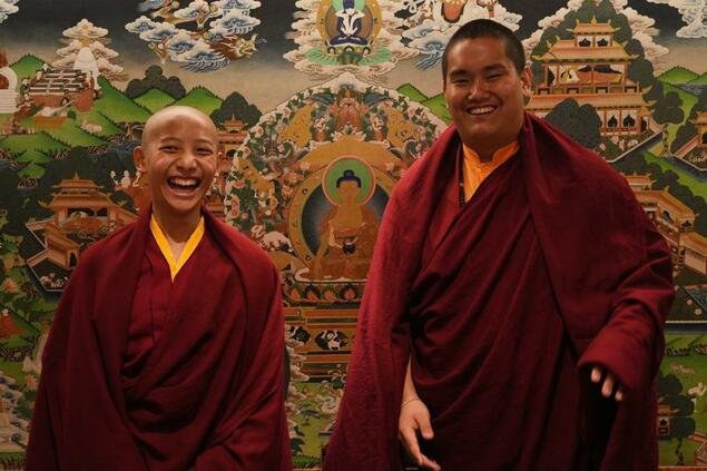 Menyatukan budaya populer Barat dan spiritualitas kuno Timur. Jalue Dorje, pemuda 19 tahun asal Amerika Serikat yang menyukai NFL dan musik rap, kini menapaki takdirnya sebagai reinkarnasi lama Buddha di kaki pegunungan Himalaya. Dok: Istimewa.