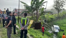 Mobil Toyota Avanza hancur usai tertabrak KA Argo Bromo Anggrek di perlintasan tanpa palang di Grobogan, empat orang tewas. (Posnews/Ist)
