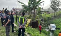 Mesin Mati di Perlintasan, Mobil Antar Calon Haji Dihantam Kereta, 4 Orang Tewas