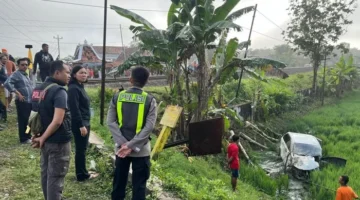 Mobil Toyota Avanza hancur usai tertabrak KA Argo Bromo Anggrek di perlintasan tanpa palang di Grobogan, empat orang tewas. (Posnews/Ist)