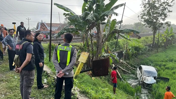 Mobil Toyota Avanza hancur usai tertabrak KA Argo Bromo Anggrek di perlintasan tanpa palang di Grobogan, empat orang tewas. (Posnews/Ist)