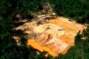 Tragedi di paru-paru dunia. Lonjakan harga emas memicu gelombang penambangan ilegal masif di hutan Amazon, Brasil, yang mengakibatkan deforestasi di wilayah lindung dan kontaminasi merkuri berbahaya bagi ribuan nyawa. Dok: (AP Photo/Edmar Barros, File)