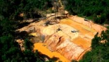 Tragedi di paru-paru dunia. Lonjakan harga emas memicu gelombang penambangan ilegal masif di hutan Amazon, Brasil, yang mengakibatkan deforestasi di wilayah lindung dan kontaminasi merkuri berbahaya bagi ribuan nyawa. Dok: (AP Photo/Edmar Barros, File)