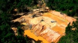 Tragedi di paru-paru dunia. Lonjakan harga emas memicu gelombang penambangan ilegal masif di hutan Amazon, Brasil, yang mengakibatkan deforestasi di wilayah lindung dan kontaminasi merkuri berbahaya bagi ribuan nyawa. Dok: (AP Photo/Edmar Barros, File)