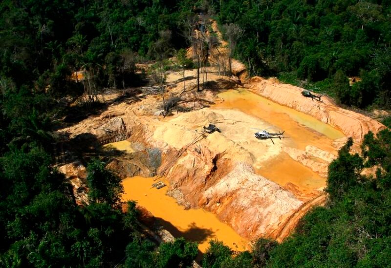 Tragedi di paru-paru dunia. Lonjakan harga emas memicu gelombang penambangan ilegal masif di hutan Amazon, Brasil, yang mengakibatkan deforestasi di wilayah lindung dan kontaminasi merkuri berbahaya bagi ribuan nyawa. Dok: (AP Photo/Edmar Barros, File)