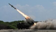 Unjuk kekuatan di Pasifik. Pasukan Bela Diri Jepang (JSDF) menembakkan rudal Tipe 88 ke sasaran kapal di lepas pantai Filipina, menandai era baru kerja sama militer agresif antara Tokyo dan Manila guna menjaga kebebasan navigasi. Dok: REUTERS/Noel Celis.