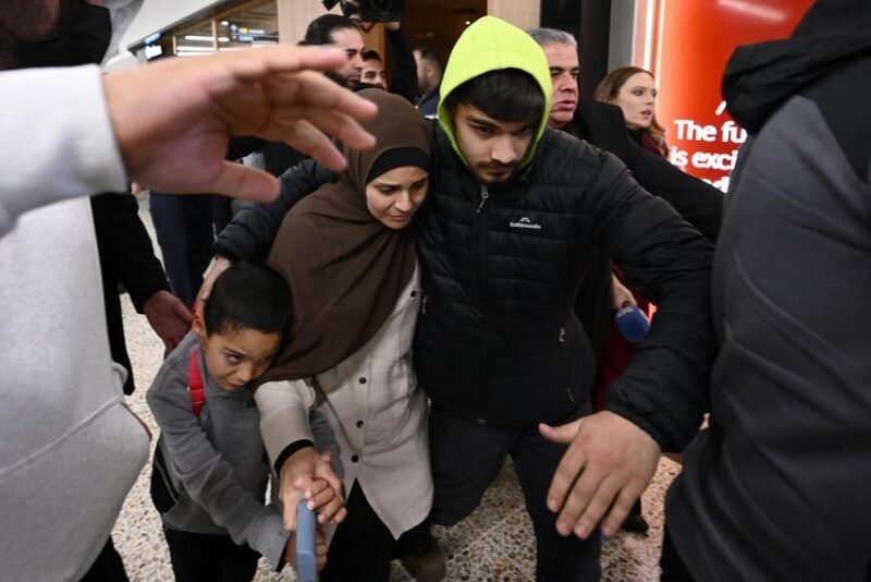 Konsekuensi dari kekhalifahan. Tiga wanita Australia menghadapi ancaman penjara puluhan tahun setelah kembali dari kamp pengungsian Suriah. Dua di antaranya dituduh membeli budak wanita Yazidi seharga puluhan ribu dolar. Dok:   (Joel Carrett/AAP Image via AP)