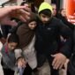 Konsekuensi dari kekhalifahan. Tiga wanita Australia menghadapi ancaman penjara puluhan tahun setelah kembali dari kamp pengungsian Suriah. Dua di antaranya dituduh membeli budak wanita Yazidi seharga puluhan ribu dolar. Dok:   (Joel Carrett/AAP Image via AP)