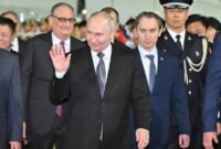 Kemitraan strategis di tengah pusaran geopolitik. Presiden Vladimir Putin tiba di Beijing untuk menegaskan kembali hubungan erat dengan Presiden Xi Jinping, hanya sepekan setelah kunjungan Presiden Donald Trump ke China. Dok: (Gao Jie/Xinhua via AP)