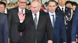 Kemitraan strategis di tengah pusaran geopolitik. Presiden Vladimir Putin tiba di Beijing untuk menegaskan kembali hubungan erat dengan Presiden Xi Jinping, hanya sepekan setelah kunjungan Presiden Donald Trump ke China. Dok: (Gao Jie/Xinhua via AP)