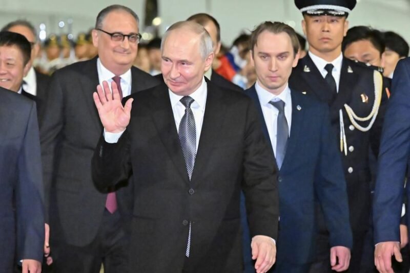 Kemitraan strategis di tengah pusaran geopolitik. Presiden Vladimir Putin tiba di Beijing untuk menegaskan kembali hubungan erat dengan Presiden Xi Jinping, hanya sepekan setelah kunjungan Presiden Donald Trump ke China. Dok: (Gao Jie/Xinhua via AP)