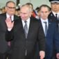 Kemitraan strategis di tengah pusaran geopolitik. Presiden Vladimir Putin tiba di Beijing untuk menegaskan kembali hubungan erat dengan Presiden Xi Jinping, hanya sepekan setelah kunjungan Presiden Donald Trump ke China. Dok: (Gao Jie/Xinhua via AP)