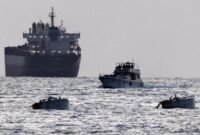 Konfrontasi di perairan Mediterania. Militer Israel menghentikan paksa armada bantuan internasional yang mencoba menembus blokade Gaza, memicu kecaman global serta sanksi baru dari Amerika Serikat terhadap para penyelenggara misi. Dok: REUTERS/Amir Cohen