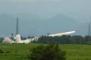 Latihan tempur lintas negara. Korps Marinir Amerika Serikat dan pasukan Jepang melakukan uji coba peluncur roket HIMARS di kaki Gunung Fuji guna memperkuat pertahanan maritim terhadap potensi agresi di Laut China Selatan dan Selat Taiwan. Dok: (AP Photo/Hiro Komae)