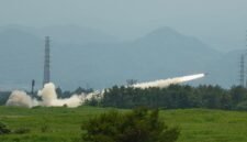 Latihan tempur lintas negara. Korps Marinir Amerika Serikat dan pasukan Jepang melakukan uji coba peluncur roket HIMARS di kaki Gunung Fuji guna memperkuat pertahanan maritim terhadap potensi agresi di Laut China Selatan dan Selat Taiwan. Dok: (AP Photo/Hiro Komae)