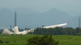 Latihan tempur lintas negara. Korps Marinir Amerika Serikat dan pasukan Jepang melakukan uji coba peluncur roket HIMARS di kaki Gunung Fuji guna memperkuat pertahanan maritim terhadap potensi agresi di Laut China Selatan dan Selat Taiwan. Dok: (AP Photo/Hiro Komae)