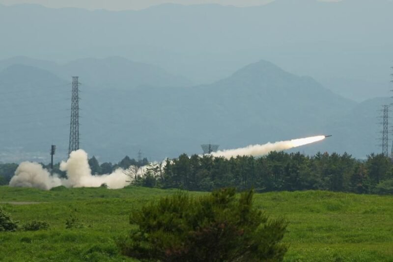 Latihan tempur lintas negara. Korps Marinir Amerika Serikat dan pasukan Jepang melakukan uji coba peluncur roket HIMARS di kaki Gunung Fuji guna memperkuat pertahanan maritim terhadap potensi agresi di Laut China Selatan dan Selat Taiwan. Dok: (AP Photo/Hiro Komae)