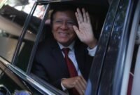Akhir dari penahanan politik. Pemimpin oposisi Kamboja, Kem Sokha, akhirnya menghirup udara bebas setelah menerima pengampunan kerajaan. Meski demikian, pemerintah tetap melarangnya beraktivitas di dunia politik. Dok: (AP Photo/Heng Sinith, File)