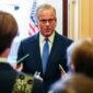 Pecah kongsi di Capitol Hill. Senator Partai Republik menunda pemungutan suara untuk RUU pendanaan imigrasi karena menolak usulan dana 