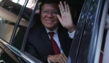 Akhir dari penahanan politik. Pemimpin oposisi Kamboja, Kem Sokha, akhirnya menghirup udara bebas setelah menerima pengampunan kerajaan. Meski demikian, pemerintah tetap melarangnya beraktivitas di dunia politik. Dok: (AP Photo/Heng Sinith, File)