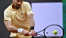 Melawan degradasi fisik. Novak Djokovic menginjak usia 39 tahun dengan tantangan berat di Prancis Terbuka, namun sang legenda tetap menolak untuk mundur di tengah dominasi para rival muda yang lebih bugar. Dok: Istimewa.