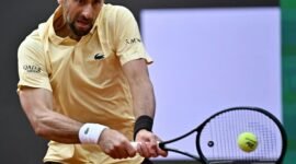 Melawan degradasi fisik. Novak Djokovic menginjak usia 39 tahun dengan tantangan berat di Prancis Terbuka, namun sang legenda tetap menolak untuk mundur di tengah dominasi para rival muda yang lebih bugar. Dok: Istimewa.