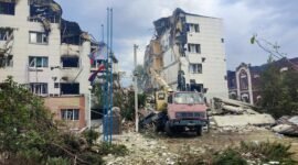 Keteguhan di tengah perang. Warga Kyiv dan kedutaan asing mengabaikan ancaman serangan sistematis Rusia dan memilih untuk melanjutkan kehidupan normal. Dok: REUTERS/Pavel Klimov